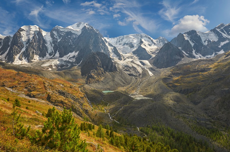 <strong>Montanhas Altai</strong>        Consideradas Património da Humanidade pela UNESCO, as Montanhas Douradas de Altai ficam bem na fronteira onde a <a href="https://viajeaqui.abril.com.br/paises/russia" rel="Rússia" target="_blank">Rússia</a>, a Mongólia, o Cazaquistão e a <a href="https://viajeaqui.abril.com.br/paises/china" rel="China" target="_blank">China</a> se encontram. O “dourado” provém da beleza de seus vales e da riqueza da fauna e da flora da região - a qual é conhecida por ter sido o palco da cultura mongol por mais de 12 mil anos