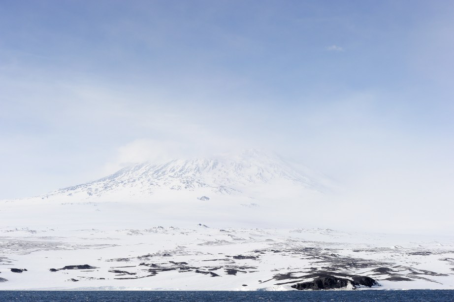 <strong>Erebus, Antártica </strong>Ok, a Antártica não é um destino comum nem fácil de chegar, mas como não incluir na lista esta bela força da natureza? Localizado na Ilha de Ross e medindo 3.794m de altitude, o Erebus é o maior vulcão ativo da Antártica e um dos mais ativos do mundo, atrás apenas do Kilauea no Havaí, dos italianos Stromboli e Etna e do Piton de la Fournaise, na Ilha da Reunião. Seu cume contém um lago de lava permanente que realiza diariamente erupções explosivas, mas moderadas, cujas bombas de lava podem ser cuspidas a centenas de metros. Não precisa dizer que é melhor não se aproximar demais, né? Ainda sim, alguns (loucos) escaladores já chegaram às bordas de sua cratera.