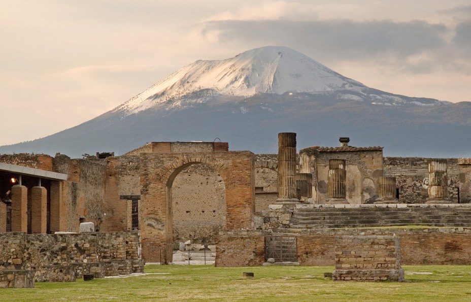 <strong>Ruínas de Pompeia, <a href="https://viajeaqui.abril.com.br/paises/italia" rel="Itália" target="_blank">Itália</a></strong>                    No ano 75 d.C, a cidade de Pompeia foi o alvo de um dos maiores acidentes ambientais da história da humanidade. Na ocasião, a região ocupada pelo Império Romano, que possuía pouco mais de 20 mil habitantes e uma forte produção de vinhos e azeites, foi completamente destruída pela intensa chuva de cinzas do vulcão Vesúvio, que entrou em erupção. Durante 1600 anos, a cidade permaneceria oculta, até ser finalmente descoberta por um agricultor em 1748. O sítio arqueológico foi preservado graças à presença abundante de cinzas e lama, fazendo com que, hoje, o mesmo fosse tombado como Patrimônio Mundial pela Unesco. Quem passeia pelo lugar, partindo de <a href="https://viajeaqui.abril.com.br/cidades/italia-napoles" rel="Nápoles" target="_blank">Nápoles</a>, pode, inclusive, se deparar com esqueletos petrificados e que capturam a exata expressão e posição das pessoas no momento de suas mortes