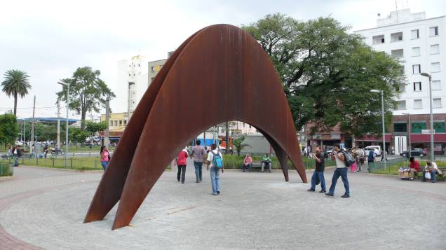 <strong>4. Monumento ao Migrante Nordestino, <a href="https://viajeaqui.abril.com.br/cidades/br-sp-sao-paulo" rel="São Paulo" target="_self">São Paulo (SP)</a></strong>Localizado no Largo da Concórdia, no bairro do Brás, a escultura de aço de 20 toneladas foi inaugurada como uma iniciativa do Memorial do Imigrante em 2010 em homenagem ao povo nordestino. O formato em chapéu de cangaceiro deveria ser uma ideia fenomenal, não fosse o mal acabamento, o descuido e o desgaste sofrido pela obra desde então <strong>4. Monumento ao Migrante Nordestino, <a href="https://viajeaqui.abril.com.br/cidades/br-sp-sao-paulo" rel="São Paulo" target="_self">São Paulo (SP)</a></strong>Localizado no Largo da Concórdia, no bairro do Brás, a escultura de aço de 20 toneladas foi inaugurada como uma iniciativa do Memorial do Imigrante em 2010 em homenagem ao povo nordestino. O formato em chapéu de cangaceiro deveria ser uma ideia fenomenal, não fosse o mal acabamento, o descuido e o desgaste sofrido pela obra desde então