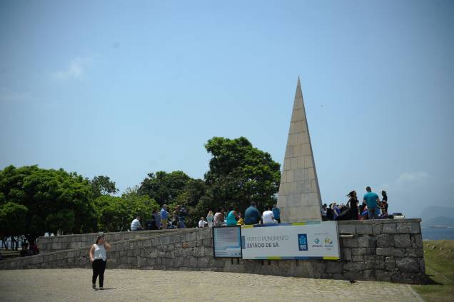 <strong>8. Monumento a Estácio de Sá, <a href="https://viajeaqui.abril.com.br/cidades/br-rj-rio-de-janeiro" rel="Rio de Janeiro" target="_self">Rio de Janeiro (RJ)</a></strong>Inaugurado em 1973 no <a href="https://viajeaqui.abril.com.br/estabelecimentos/br-rj-rio-de-janeiro-atracao-parque-aterro-do-flamengo-brigadeiro-eduardo-gomes" rel="Parque do Flamengo" target="_self">Parque do Flamengo</a>, a obra projetada pelo arquiteto Lúcio Costa homenageia o fundador da cidade. Seu formato duro, triangular, parece destoar da bela paisagem que a cerca. A área na qual o monumento se localiza tem um total de 450 m², sendo que a obra em si possui nada menos do que 17 metros de altura <strong>8. Monumento a Estácio de Sá, <a href="https://viajeaqui.abril.com.br/cidades/br-rj-rio-de-janeiro" rel="Rio de Janeiro" target="_self">Rio de Janeiro (RJ)</a></strong>Inaugurado em 1973 no <a href="https://viajeaqui.abril.com.br/estabelecimentos/br-rj-rio-de-janeiro-atracao-parque-aterro-do-flamengo-brigadeiro-eduardo-gomes" rel="Parque do Flamengo" target="_self">Parque do Flamengo</a>, a obra projetada pelo arquiteto Lúcio Costa homenageia o fundador da cidade. Seu formato duro, triangular, parece destoar da bela paisagem que a cerca. A área na qual o monumento se localiza tem um total de 450 m², sendo que a obra em si possui nada menos do que 17 metros de altura