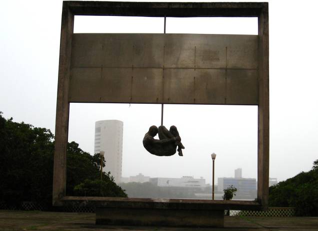 <strong>9. Monumento Tortura Nunca Mais, <a href="https://viajeaqui.abril.com.br/cidades/br-pe-recife" rel="Recife" target="_self">Recife</a>, <a href="https://viajeaqui.abril.com.br/estados/br-pernambuco" rel="Pernambuco" target="_self">Pernambuco</a></strong>A imagem chocante e intimidadora tem uma razão de ser. Ou seja: não é agradável aos olhos, mas por um motivo nobre. Fincada na Praça Padre Henrique, a obra encomendada pelo arquiteto piauense Demetrio Albuquerque chama a atenção para as torturas sofridas por prisioneiros políticos durante o obscuro período da ditadura militar. O corpo de um homem nu, na posição dos terríveis golpes de pau de arara, é uma homenagem às vítimas e um pedido claro para que isso nunca mais volte a acontecer <strong>9. Monumento Tortura Nunca Mais, <a href="https://viajeaqui.abril.com.br/cidades/br-pe-recife" rel="Recife" target="_self">Recife</a>, <a href="https://viajeaqui.abril.com.br/estados/br-pernambuco" rel="Pernambuco" target="_self">Pernambuco</a></strong>A imagem chocante e intimidadora tem uma razão de ser. Ou seja: não é agradável aos olhos, mas por um motivo nobre. Fincada na Praça Padre Henrique, a obra encomendada pelo arquiteto piauense Demetrio Albuquerque chama a atenção para as torturas sofridas por prisioneiros políticos durante o obscuro período da ditadura militar. O corpo de um homem nu, na posição dos terríveis golpes de pau de arara, é uma homenagem às vítimas e um pedido claro para que isso nunca mais volte a acontecer
