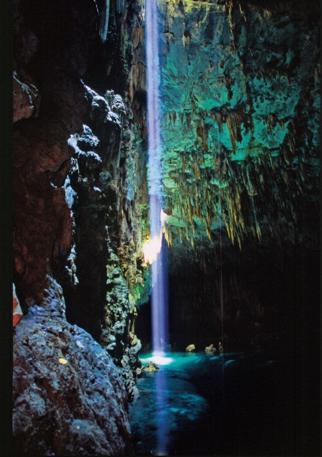 <strong>Abismo Anhumas, Bonito, Mato Grosso do Sul — </strong>A maior caverna submersa do mundo fica em Bonito (MS). O Abismo Anhumas é uma cratera de 72 m de profundidade que abriga um lago de águas cristalinas
