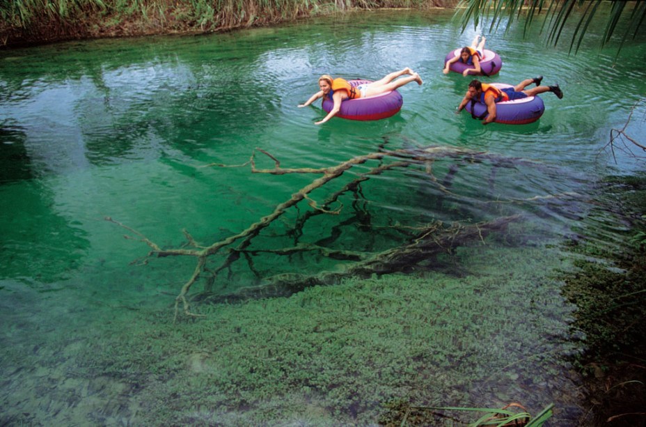 Turistas praticando <strong>boia-cross</strong> em Bonito, Mato Grosso do Sul