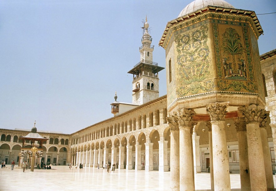 Mesquita de grande significado para xiitas e sunitas tradicionais, é considerada por alguns o 4º lugar mais sagrado do islã. Foi construída no local onde antes havia uma basílica cristã dedicada a São João Batista e acredita-se que sua cabeça decepada está enterrada em algum lugar lá dentro. João Batista também é considerado profeta no islamismo. A família do Profeta Maomé caminhou do Iraque até a Mesquita Umayyad após a Batalha de Karbala em 680 d.C. – uma distância de 800 km! Tal é a importância da mesquita que muçulmanos acreditam que este é o local para onde Jesus (também um profeta para o Islã) irá retornar no Fim dos Tempos