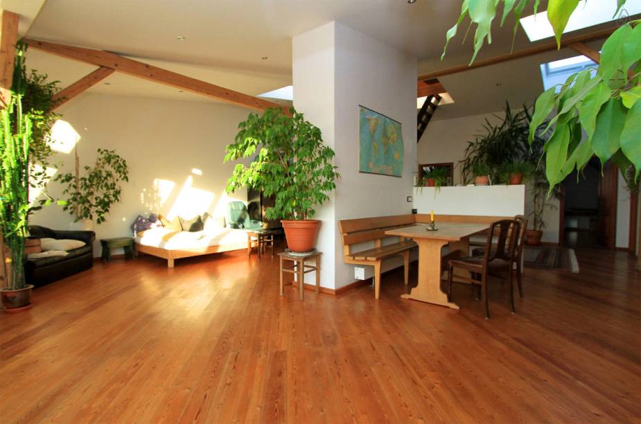 <a href="https://www.airbnb.com.sg/rooms/189551" rel="14. Munique, Alemanha" target="_blank"><strong>12. Munique, Alemanha</strong></a>O apartamento gigante comporta até seis pessoas e hóspedes extras são cobrados à parte