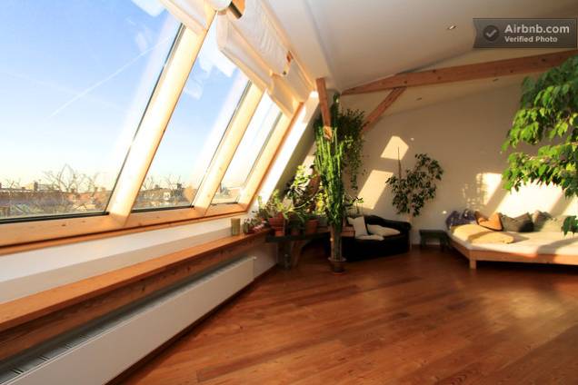 <strong><a href="https://www.airbnb.com.sg/rooms/189551" rel="12. Munique, Alemanha" target="_blank">12. Munique, Alemanha</a></strong>O amplo apartamento foi remodelado para se parecer com um “sótão”. São dois quartos, cozinha e uma sala com imensas janelas <strong><a href="https://www.airbnb.com.sg/rooms/189551" rel="12. Munique, Alemanha" target="_blank">12. Munique, Alemanha</a></strong>O amplo apartamento foi remodelado para se parecer com um “sótão”. São dois quartos, cozinha e uma sala com imensas janelas