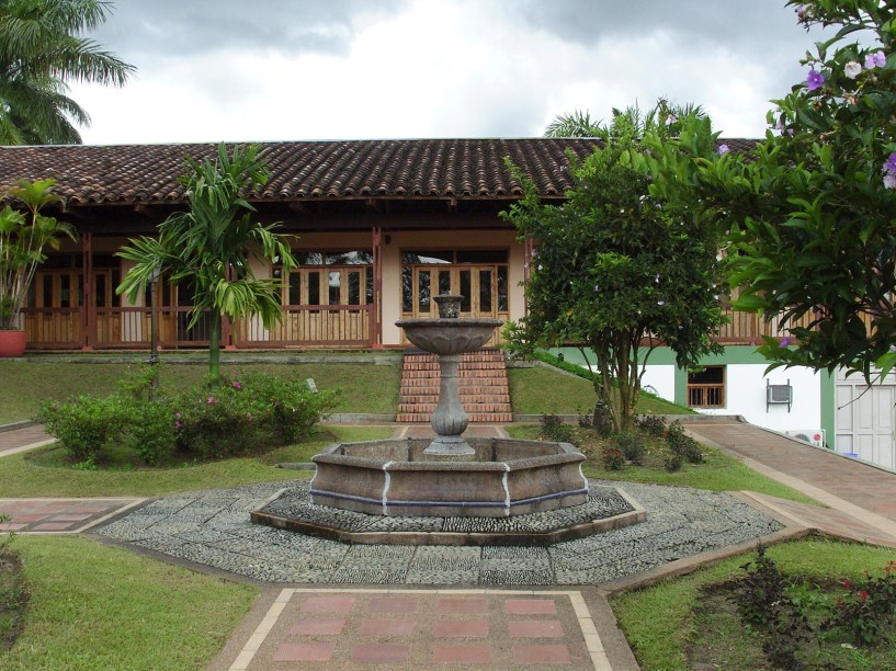 Na cidade de Quíndio (<a href="https://viajeaqui.abril.com.br/paises/colombia" rel="Colômbia" target="_blank">Colômbia</a>) fica o Parque Nacional del Café, onde está o <strong>Museo Del Café</strong> (foto), dedicado à cultura cafeeira. Além de conhecer o processo de fabricação de uma das bebidas mais populares do mundo, o visitante pode passear pelos cafezais a cavalo, passando por réplicas de estações tradicionais dos tempos áureos do<strong> café colombiano</strong>. Para quem preferir meios de transporte mais modernos, é possível andar de teleférico ou montanha-russa. Vá entre outubro e dezembro se quiser ver os cafezais floridos