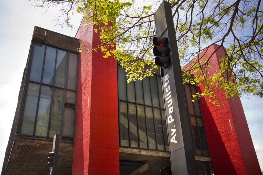 O Museu de Arte Moderna de São Paulo ao lado de uma das placas de sinalização da Avenida Paulista