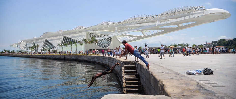 <strong>8. Museu do Amanhã, no Rio de Janeiro</strong>Novinho em folha, o prédio projetado pelo famoso arquiteto espanhol Santiago Calatrava fica na zona portuária do Rio e faz parte do projeto de revitalização da área, o Rio Maravilha. Sua proposta é ser um espaço de artes e ciências e também um local para refletir sobre mudanças climáticas e problemas sociais. Seu acervo é majoritariamente digital.<strong>Grátis: às terças-feiras</strong>Você economiza: R$ 10Endereço: Praça Mauá, 1, Centro, Rio de Janeiro (RJ)