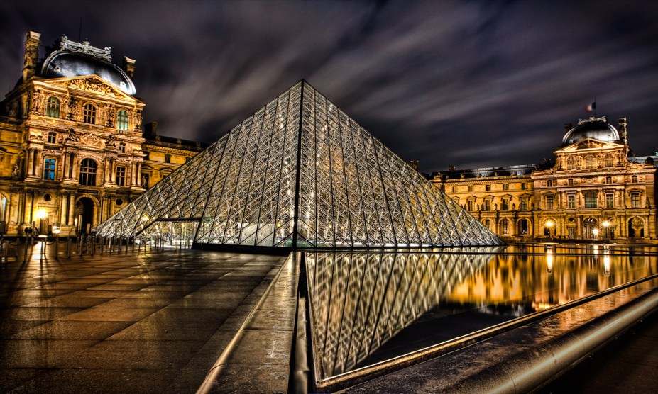 A tradicional pirâmide do <a href="https://viajeaqui.abril.com.br/estabelecimentos/franca-paris-atracao-museu-do-louvre" rel="Museu do Louvre" target="_self">Museu do Louvre</a>, em uma fria noite de inverno. O museu, um dos maiores do planeta, guarda um acervo rico e impressionante – e fica bem mais vazio durante o inverno