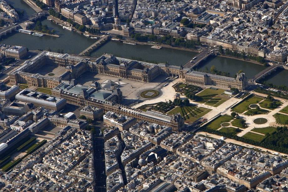 Vista aérea do Musée du Louvre, às margens do Rio Sena, com parte do Jardin des Tuileries à direita
