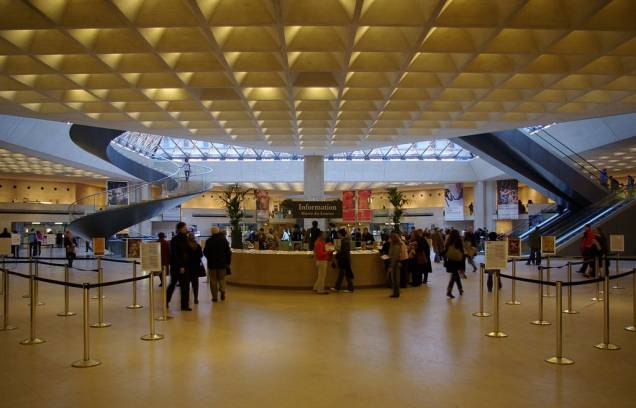 Acesso do Museu do Louvre sob a pirâmide de vidro Acesso do Museu do Louvre sob a pirâmide de vidro