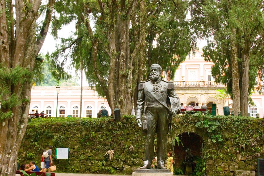 O jardim do <a href="https://viajeaqui.abril.com.br/estabelecimentos/br-rj-petropolis-atracao-museu-imperial" rel="Museu Imperial" target="_blank">Museu Imperial</a> é um atrativo à parte. Nele, é possível observar várias esculturas – entre elas, uma de Dom Pedro II (foto)