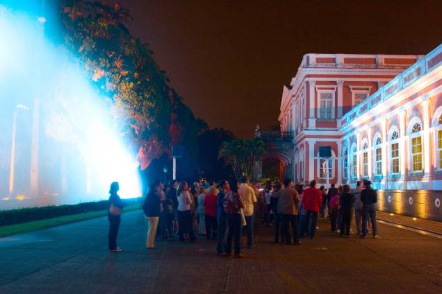 <a href="https://viajeaqui.abril.com.br/cidades/br-rj-petropolis" rel="PETRÓPOLIS" target="_blank"><strong>PETRÓPOLIS</strong></a>Erguida sob ordens de dom Pedro II, a cidade foi refúgio do imperador e de sua corte nos verões calorosos do Rio de Janeiro. Construções da época e réplicas da arquitetura neoclássica dão o tom do lugar, que reúne o <strong>Museu Imperial </strong><em>(foto)</em>, o Palácio de Cristal (ambos do século 19) e o Palácio Quitandinha, de 1944. O Centro tem atrativos culturais e programação de eventos, enquanto distritos mais afastados, como Itaipava, abrigam as pousadas charmosas. Cercada por serras e muito verde, Petrópolis é ainda uma das sedes do Parque Nacional da Serra dos Órgãos – uma travessia de três dias pelo topo das montanhas leva à vizinha Teresópolis. <strong>Como chegar:</strong> Fica a 72 quilômetros do Rio de Janeiro. A partir da capital fluminense, acesse a BR-040. Vá com calma: apesar da curta distância, reserve pelo menos 2 horas para a viagem. A serra é íngreme, sinuosa e cheia de caminhões – mesmo com a duplicação da estrada, o excesso de curvas dificulta a ultrapassagem. <a href="https://viajeaqui.abril.com.br/cidades/br-rj-petropolis" rel="PETRÓPOLIS" target="_blank"><strong>PETRÓPOLIS</strong></a>Erguida sob ordens de dom Pedro II, a cidade foi refúgio do imperador e de sua corte nos verões calorosos do Rio de Janeiro. Construções da época e réplicas da arquitetura neoclássica dão o tom do lugar, que reúne o <strong>Museu Imperial </strong><em>(foto)</em>, o Palácio de Cristal (ambos do século 19) e o Palácio Quitandinha, de 1944. O Centro tem atrativos culturais e programação de eventos, enquanto distritos mais afastados, como Itaipava, abrigam as pousadas charmosas. Cercada por serras e muito verde, Petrópolis é ainda uma das sedes do Parque Nacional da Serra dos Órgãos – uma travessia de três dias pelo topo das montanhas leva à vizinha Teresópolis. <strong>Como chegar:</strong> Fica a 72 quilômetros do Rio de Janeiro. A partir da capital fluminense, acesse a BR-040. Vá com calma: apesar da curta distância, reserve pelo menos 2 horas para a viagem. A serra é íngreme, sinuosa e cheia de caminhões – mesmo com a duplicação da estrada, o excesso de curvas dificulta a ultrapassagem.