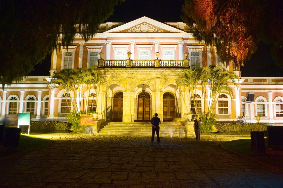 À noite, o <a href="https://viajeaqui.abril.com.br/estabelecimentos/br-rj-petropolis-atracao-museu-imperial" rel="Museu Imperial" target="_blank">Museu Imperial</a> abre seu jardim para o espetáculo Som e Luz, que conta a história de Dom Pedro II