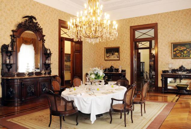 <strong>15. Museu Imperial</strong>O palácio onde a família imperial se refugiava do escaldante verão carioca guarda relíquias como o trono e a coroa de brilhantes de dom Pedro II, o cetro de sagração de dom Pedro I e a pena de ouro usada pela Princesa Isabel para assinar a Lei Áurea. A entrada é franca, com exceção do espetáculo noturno Som e Luz, que conta a história de dom Pedro II e custa R$ 20. Rua da Imperatriz, 220, Centro, 24/2233-0300. <strong>15. Museu Imperial</strong>O palácio onde a família imperial se refugiava do escaldante verão carioca guarda relíquias como o trono e a coroa de brilhantes de dom Pedro II, o cetro de sagração de dom Pedro I e a pena de ouro usada pela Princesa Isabel para assinar a Lei Áurea. A entrada é franca, com exceção do espetáculo noturno Som e Luz, que conta a história de dom Pedro II e custa R$ 20. Rua da Imperatriz, 220, Centro, 24/2233-0300.