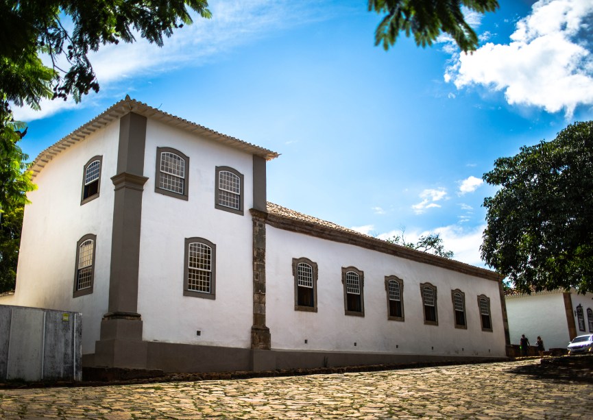 O <a href="https://www.ufmg.br/frmfa/museu-padre-toledo/" target="_blank" rel="noopener"><strong>Museu Casa Padre Toledo</strong></a>, em Tiradentes, foi aberto no final de 2012 com a proposta de valorizar, além da história do inconfidente, a construção em si. Uma das salas, por exemplo, transporta ao século 18. Com apenas um longo sofá no centro, ela convida o visitante a admirar a pintura do teto, ouvindo o barulho das charretes que passam pelas ruas de pedra lá fora