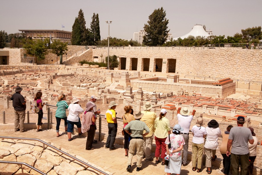 <strong>Museu de Israel</strong> (local sagrado para o judaísmo, o islamismo e o cristianismo)Tem uma vasta coleção de arte, arqueologia e documentação histórica. As maiores preciosidades são os manuscritos do Mar Morto, encontrados em 1947 nas cavernas da região do enorme lago salgado, ao sul de Jerusalém