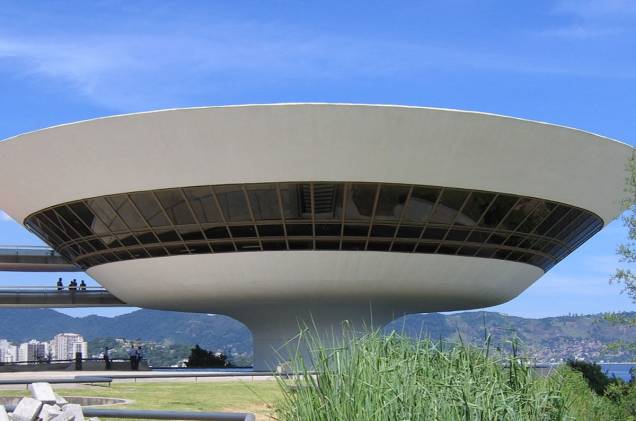 <strong><a href="https://viajeaqui.abril.com.br/estabelecimentos/br-rj-niteroi-atracao-museu-de-arte-contemporanea" rel="Museu de Arte Contemporânea" target="_blank">Museu de Arte Contemporânea</a>, <a href="https://viajeaqui.abril.com.br/cidades/br-rj-niteroi" rel="Niterói (RJ)" target="_blank">Niterói (RJ)</a></strong> Se estiver em Niterói ou na vizinha Rio de Janeiro e a chuva apertar, passe no Museu de Arte Contemporânea (MAC). Projetado por <a href="https://viajeaqui.abril.com.br/materias/oscar-niemeyer-arquitetura" rel="Oscar Niemeyer" target="_blank">Oscar Niemeyer</a>, o espaço possui corredores e janelas minuciosamente pensados pra manter a beleza do lado de fora ao alcance dos olhos. Mesmo pequeno o acervo está à altura do projeto, com quadros de Jorge Guinle e Lygia Clark, esculturas de Amílcar de Castro e Iberê Camargo, além de instalações de Hélio Oiticica. <strong>Quando</strong>: de terça a domingo, das 10h às 18h. <strong>Quanto:</strong> R$ 10. Grátis às quartas-feiras. <strong><a href="https://viajeaqui.abril.com.br/estabelecimentos/br-rj-niteroi-atracao-museu-de-arte-contemporanea" rel="Museu de Arte Contemporânea" target="_blank">Museu de Arte Contemporânea</a>, <a href="https://viajeaqui.abril.com.br/cidades/br-rj-niteroi" rel="Niterói (RJ)" target="_blank">Niterói (RJ)</a></strong> Se estiver em Niterói ou na vizinha Rio de Janeiro e a chuva apertar, passe no Museu de Arte Contemporânea (MAC). Projetado por <a href="https://viajeaqui.abril.com.br/materias/oscar-niemeyer-arquitetura" rel="Oscar Niemeyer" target="_blank">Oscar Niemeyer</a>, o espaço possui corredores e janelas minuciosamente pensados pra manter a beleza do lado de fora ao alcance dos olhos. Mesmo pequeno o acervo está à altura do projeto, com quadros de Jorge Guinle e Lygia Clark, esculturas de Amílcar de Castro e Iberê Camargo, além de instalações de Hélio Oiticica. <strong>Quando</strong>: de terça a domingo, das 10h às 18h. <strong>Quanto:</strong> R$ 10. Grátis às quartas-feiras.
