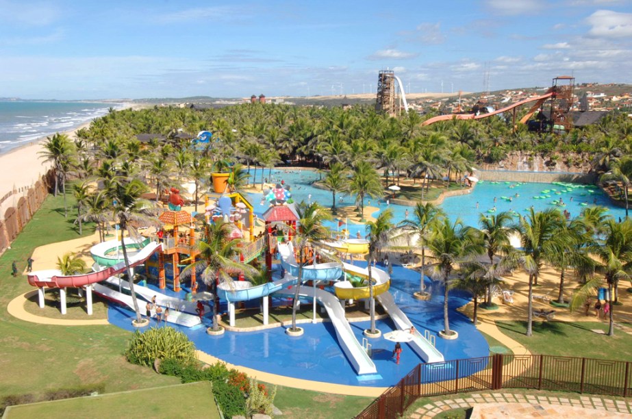 <strong>BEACH PARK</strong>Na ressaca do verão, os resorts brasileiros tendem a praticar preços mais amenos. As sete noites deste pacote com pensão completa são no<a href="https://viajeaqui.abril.com.br/estabelecimentos/br-ce-aquiraz-hospedagem-beach-park-suites-resort" rel=" Beach Park Suítes"> Beach Park Suítes</a>, em <a href="https://viajeaqui.abril.com.br/cidades/br-ce-aquiraz" rel="Aquiraz">Aquiraz</a>, a 30 quilômetros de <a href="https://viajeaqui.abril.com.br/cidades/br-ce-fortaleza" rel="Fortaleza">Fortaleza</a>. Hóspedes do hotel têm acesso ilimitado ao parque aquático do complexo, que ganhou um belo upgrade de toboáguas em 2013 e foi eleito o Melhor Parque Temático do Brasil no Prêmio VT.<strong>Quando:</strong> Em 30 de março <strong>Quem leva:</strong>  A <a href="https://www.cvc.com.br/index.aspx" rel="CVC" target="_blank">CVC</a> (11 3003-9282) <strong>Quanto:</strong> R$ 3 848 - <a href="https://www.beachpark.com.br/" rel="beachpark. com.br" target="_blank">beachpark. com.br</a>