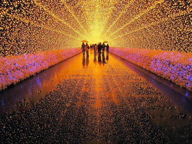 <strong>Iluminação de inverno do Parque Nabana no Sato </strong><strong>–</strong><strong> <a href="https://viajeaqui.abril.com.br/paises/japao" rel="Japão" target="_blank">Japão</a></strong>Mais de 8 milhões de luzes de LED de cores variadas se misturam as flores e árvores do parque. Os túneis (foto), corredores e campos são completamente cobertos de luz! Algumas das instalações são animadas, com luzes que mudam de cor criando efeitos incríveis <strong>Iluminação de inverno do Parque Nabana no Sato </strong><strong>–</strong><strong> <a href="https://viajeaqui.abril.com.br/paises/japao" rel="Japão" target="_blank">Japão</a></strong>Mais de 8 milhões de luzes de LED de cores variadas se misturam as flores e árvores do parque. Os túneis (foto), corredores e campos são completamente cobertos de luz! Algumas das instalações são animadas, com luzes que mudam de cor criando efeitos incríveis