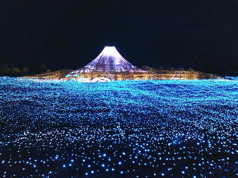 <strong>Iluminação de inverno do Parque Nabana no Sato </strong><strong>–</strong><strong> <a href="https://viajeaqui.abril.com.br/paises/japao" rel="Japão" target="_blank">Japão</a></strong>        O Parque Nabana no Sato em Kuwana, Japão, está florido o ano todo, pois seu foco é no cultivo de flores em campos coloridos. No inverno, de outubro a maio, o parque fica ainda mais especial graças ao Festival de Luzes que ilumina todo o complexo