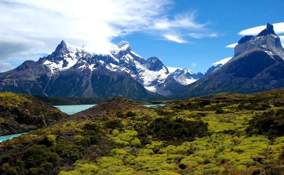 Do lado da Patagônia chilena, a principal atração turística é o <strong><a href="https://viajeaqui.abril.com.br/cidades/chile-torres-del-paine" rel="Parque Nacional Torres del Paine" target="_blank">Parque Nacional Torres del Paine</a>, </strong>tombado pela Unesco desde 1978. Localizado a 110 quilômetros ao norte da cidade de Puerto Natales, de onde é possível acessá-lo, ele guarda torres de granito que atraem escaladores do mundo inteiro