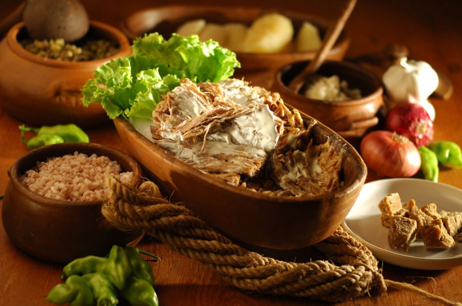 Carne de sol batida na nata, acompanhada por arroz, feijão verde, macaxeira e farofa dagua no <strong>Âncora Caipira</strong>, restaurante estrelado pelo GUIA QUATRO RODAS