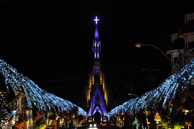 <strong>QUATRO NOITES COM NATAL LUZ EM <a href="https://viajeaqui.abril.com.br/cidades/br-rs-canela" rel="CANELA" target="_self">CANELA</a></strong> <strong>ONDE:</strong> 4 noites no <a href="https://tissianicanela.com.br" rel="Tissiani" target="_blank">Tissiani</a>, com city tour em Canela e <a href="https://viajeaqui.abril.com.br/cidades/br-rs-gramado" rel="Gramado" target="_self">Gramado</a>, tour pelos vinhedos e ingresso em arquibancada para o Natal Luz. <strong>QUANDO: </strong>Em 18/11. <strong>QUEM LEVA:</strong> A <a href="https://flot.com.br" rel="FLOT" target="_blank">FLOT</a> <strong>QUANTO:</strong> R$ 2 342 <strong>QUATRO NOITES COM NATAL LUZ EM <a href="https://viajeaqui.abril.com.br/cidades/br-rs-canela" rel="CANELA" target="_self">CANELA</a></strong> <strong>ONDE:</strong> 4 noites no <a href="https://tissianicanela.com.br" rel="Tissiani" target="_blank">Tissiani</a>, com city tour em Canela e <a href="https://viajeaqui.abril.com.br/cidades/br-rs-gramado" rel="Gramado" target="_self">Gramado</a>, tour pelos vinhedos e ingresso em arquibancada para o Natal Luz. <strong>QUANDO: </strong>Em 18/11. <strong>QUEM LEVA:</strong> A <a href="https://flot.com.br" rel="FLOT" target="_blank">FLOT</a> <strong>QUANTO:</strong> R$ 2 342