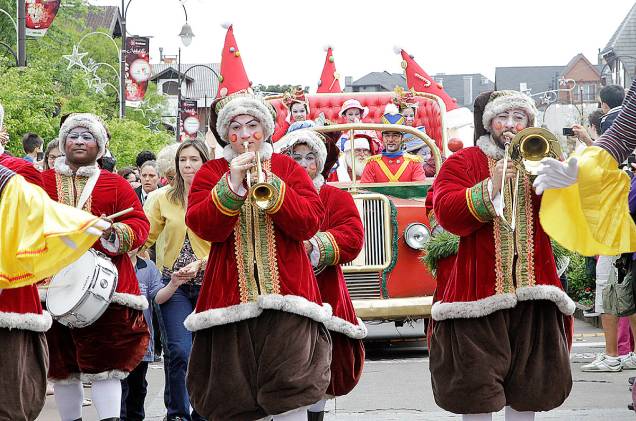 Parada de Natal - desfiles, espetáculos, neve artificial e Papai Noel são as atrações do evento, que vai até 11 de janeiro de 2015 Parada de Natal - desfiles, espetáculos, neve artificial e Papai Noel são as atrações do evento, que vai até 11 de janeiro de 2015
