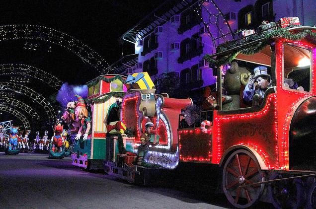<strong><a href="https://viajeaqui.abril.com.br/cidades/br-rs-gramado" target="_blank" rel="noopener">Gramado (RS) </a></strong> O <a href="https://viajeaqui.abril.com.br/estabelecimentos/br-rs-gramado-atracao-natal-luz" target="_blank" rel="noopener">Natal Luz de Gramado</a>, evento mais famoso da região, enche a cidade de luzes e gigantescas e coloridas árvores com apetrechos natalinos. Junto à decoração impecável ocorrem também shows e desfiles diários, dos quais alguns são gratuitos. A temporada vai do começo de novembro até a terceira semana de janeiro <a href="https://www.booking.com/city/br/gramado-br.pt-br.html?aid=332455&label=viagemabril-natal" target="_blank" rel="noopener"><em>Veja hotéis em Gramado (RS) no Booking.com</em></a> <strong><a href="https://viajeaqui.abril.com.br/cidades/br-rs-gramado" target="_blank" rel="noopener">Gramado (RS) </a></strong> O <a href="https://viajeaqui.abril.com.br/estabelecimentos/br-rs-gramado-atracao-natal-luz" target="_blank" rel="noopener">Natal Luz de Gramado</a>, evento mais famoso da região, enche a cidade de luzes e gigantescas e coloridas árvores com apetrechos natalinos. Junto à decoração impecável ocorrem também shows e desfiles diários, dos quais alguns são gratuitos. A temporada vai do começo de novembro até a terceira semana de janeiro <a href="https://www.booking.com/city/br/gramado-br.pt-br.html?aid=332455&label=viagemabril-natal" target="_blank" rel="noopener"><em>Veja hotéis em Gramado (RS) no Booking.com</em></a>