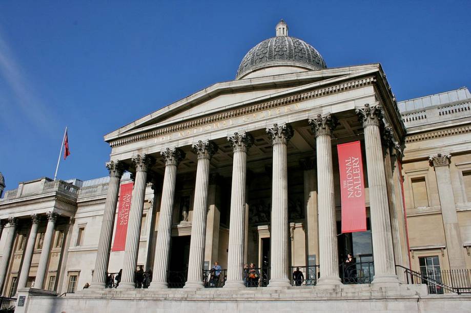 Imperdível é a <a href="https://viajeaqui.abril.com.br/estabelecimentos/reino-unido-londres-atracao-national-gallery" rel="National Gallery" target="_blank"><strong>National Gallery</strong></a> <em>(</em>foto; <em><a href="https://nationalgallery.org.uk" rel="nationalgallery.org.uk" target="_blank">nationalgallery.org.uk</a>; 10h/18h, 6ª 10h/21h; grátis)</em>, que tem no acervo de mais de 2 mil obras Cézanne, Rembrandt, Van Gogh, Da Vinci, Botticelli; ao lado, na <strong>National Portrait Gallery</strong> <em>(<a href="https://npg.org.uk" rel="npg.org.uk" target="_blank">npg.org.uk</a>; 10h/18h, 6ª 10h/21h; grátis)</em>, aproveite para conferir até 21 de outubro a exposição temporária com 60 retratos da rainha Elizabeth II feitos por Andy Warhol, Annie Leibovitz e Lucian Freud, entre outros