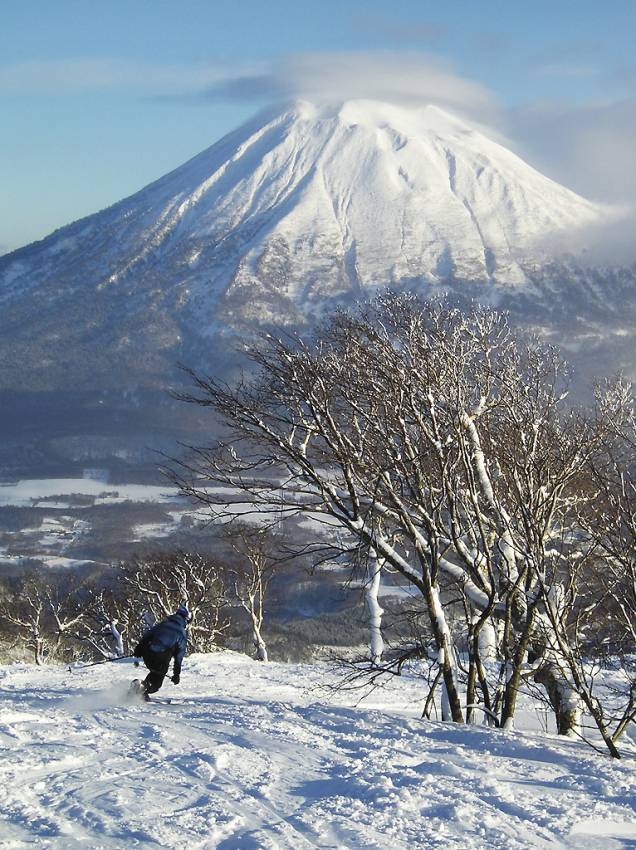 <strong>Niseko, Japão</strong><br /> As montanhas da ilha japonesa Hokkaido são reconhecidas mundialmente por ter os flocos de neve mais consistentes e leves da Terra. Niseko se destaca por quatro resorts independentes e interconectados que circundam os 1.307 metros do Monte Niseko Annupuri. A cidade é facilmente acessada de carro das bases dos resorts, e é possível esquiar à noite. Luzes potentes como as de estádios de futebol iluminam 780 metros verticais de descidas <strong>Niseko, Japão</strong><br /> As montanhas da ilha japonesa Hokkaido são reconhecidas mundialmente por ter os flocos de neve mais consistentes e leves da Terra. Niseko se destaca por quatro resorts independentes e interconectados que circundam os 1.307 metros do Monte Niseko Annupuri. A cidade é facilmente acessada de carro das bases dos resorts, e é possível esquiar à noite. Luzes potentes como as de estádios de futebol iluminam 780 metros verticais de descidas