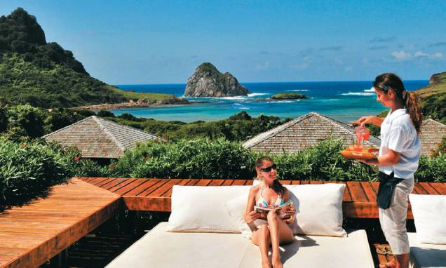 <strong><a href="https://viajeaqui.abril.com.br/estabelecimentos/br-pe-fernando-de-noronha-hospedagem-pousada-maravilha" rel="Pousada Maravilha">Pousada Maravilha</a> – <a href="https://viajeaqui.abril.com.br/cidades/br-pe-fernando-de-noronha" rel="Fernando de Noronha (PE)">Fernando de Noronha (PE)</a></strong><br /> <br /> Tranquilidade, exclusividade e conforto, com a vista de tirar o fôlego da Baía do Sueste. Essa é a combinação matadora da Pousada Maravilha, uma das melhores de Fernando de Noronha, que têm apenas três apartamentos e cinco bangalôs – todos com camas king size, com lençóis de algodão egípcio. Você chega e a camareira desfaz suas malas. Aí você escolhe se vai relaxar na piscina, no spa ou se vai apreciar uma boa refeição no melhor restaurante da ilha, segundo o GUIA QUATRO RODAS <strong><a href="https://viajeaqui.abril.com.br/estabelecimentos/br-pe-fernando-de-noronha-hospedagem-pousada-maravilha" rel="Pousada Maravilha">Pousada Maravilha</a> – <a href="https://viajeaqui.abril.com.br/cidades/br-pe-fernando-de-noronha" rel="Fernando de Noronha (PE)">Fernando de Noronha (PE)</a></strong><br /> <br /> Tranquilidade, exclusividade e conforto, com a vista de tirar o fôlego da Baía do Sueste. Essa é a combinação matadora da Pousada Maravilha, uma das melhores de Fernando de Noronha, que têm apenas três apartamentos e cinco bangalôs – todos com camas king size, com lençóis de algodão egípcio. Você chega e a camareira desfaz suas malas. Aí você escolhe se vai relaxar na piscina, no spa ou se vai apreciar uma boa refeição no melhor restaurante da ilha, segundo o GUIA QUATRO RODAS