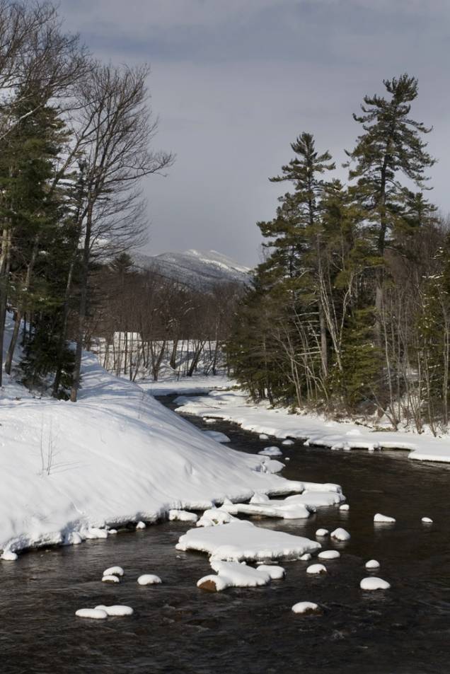 <strong>North Conway, New Hampshire, Estados Unidos</strong><br /> North Conway pode ser uma das menos conhecidas cidades desta lista, mas apenas algumas da América do Norte conseguem competir com sua herança de esqui. Incrustada no Mount Washington Valley, nas Montanhas Brancas, foi palco do desenvolvimento, nos anos 1930, de inovações em roupas de esqui, teleféricos e escolas. North Conway foi uma das pioneiras do esqui americano décadas antes dos resorts ocidentais ganharem destaque. Há sete áreas de descida próximas à cidade e mais seis nórdicas, apesar dos visitantes se focarem em três principais: Cranmore, excelente para famílias, Attitash, a maior, e Wildcat, mais selvagem, alta e vertical de todas, ideal para experts <strong>North Conway, New Hampshire, Estados Unidos</strong><br /> North Conway pode ser uma das menos conhecidas cidades desta lista, mas apenas algumas da América do Norte conseguem competir com sua herança de esqui. Incrustada no Mount Washington Valley, nas Montanhas Brancas, foi palco do desenvolvimento, nos anos 1930, de inovações em roupas de esqui, teleféricos e escolas. North Conway foi uma das pioneiras do esqui americano décadas antes dos resorts ocidentais ganharem destaque. Há sete áreas de descida próximas à cidade e mais seis nórdicas, apesar dos visitantes se focarem em três principais: Cranmore, excelente para famílias, Attitash, a maior, e Wildcat, mais selvagem, alta e vertical de todas, ideal para experts