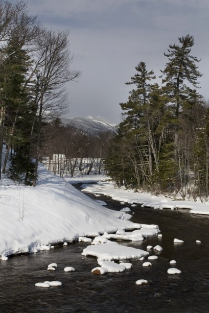 <strong>North Conway, New Hampshire, Estados Unidos</strong><br />        North Conway pode ser uma das menos conhecidas cidades desta lista, mas apenas algumas da América do Norte conseguem competir com sua herança de esqui. Incrustada no Mount Washington Valley, nas Montanhas Brancas, foi palco do desenvolvimento, nos anos 1930, de inovações em roupas de esqui, teleféricos e escolas. North Conway foi uma das pioneiras do esqui americano décadas antes dos resorts ocidentais ganharem destaque. Há sete áreas de descida próximas à cidade e mais seis nórdicas, apesar dos visitantes se focarem em três principais: Cranmore, excelente para famílias, Attitash, a maior, e Wildcat, mais selvagem, alta e vertical de todas, ideal para experts