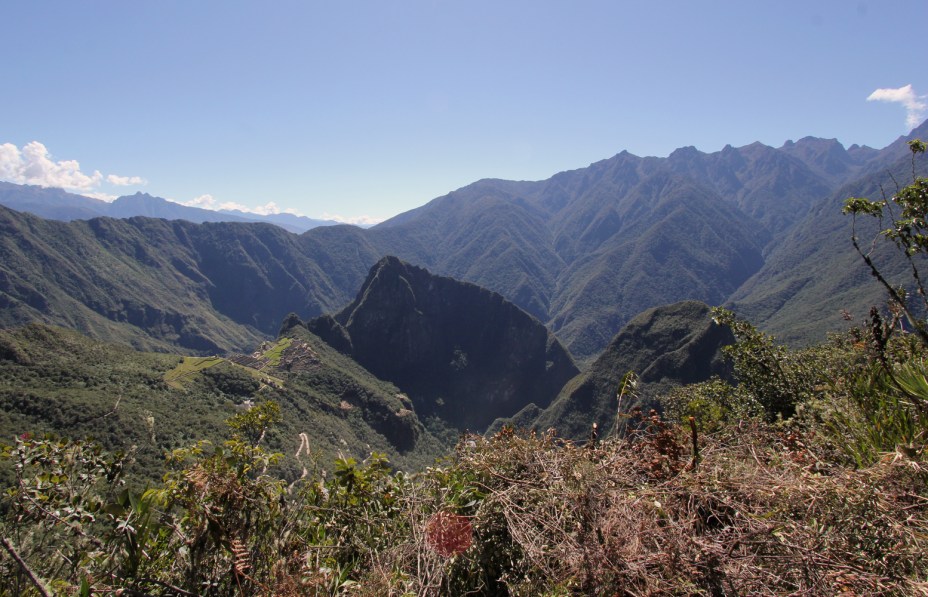 A esquerda é possível observar Machu Picchu sob a perspectiva do trecho recém-descoberto da Trilha Inca