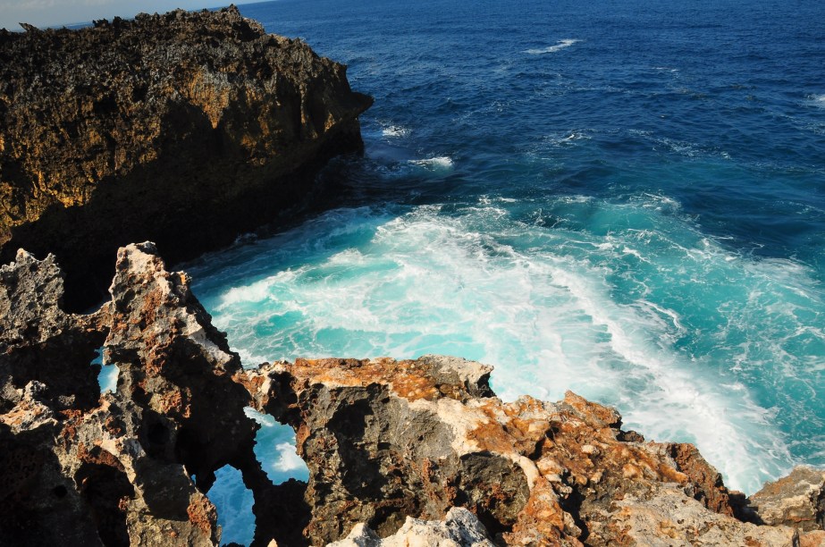 <strong>Nusa Dua Beach, <a href="https://viajeaqui.abril.com.br/paises/indonesia" rel="Indonésia" target="_self">Indonésia</a></strong>Protegida por recifes, a praia é um dos melhores destinos da Indonésia graças ao seu mar de águas calmas, ideal para famílias com crianças. A região ainda conta com boa estrutura de hotéis, resorts, bares e restaurantes<em><a href="https://www.booking.com/city/id/nusa-dua-id.pt-br.html?aid=332455&label=viagemabril-praias-da-malasia-tailandia-indonesia-e-filipinas" rel="Veja preços de hotéis em Nusa Dua no Booking.com" target="_blank">Veja preços de hotéis em Nusa Dua no Booking.com</a></em>