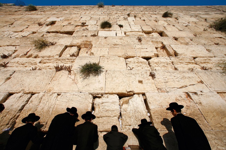 <strong>1. Jerusalém, Israel </strong>Sagrada para judeus, cristãos e muçulmanos, a cidade reúne patrimônios como o Muro das Lamentações, uma ruína do lendário Templo de Salomão; a Igreja do Santo Sepulcro, erguida no lugar onde Jesus foi sepultado; e o Monte do Templo, de onde o profeta Maomé ascendeu aos céus. Por essas, é ponto sacrossanto do turismo religioso