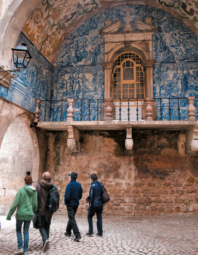 <strong>Festival do Chocolate - Óbidos, Portugal</strong><br />  <br />  Ao pensar em confeitos portugueses, dez em dez pessoas trariam à mente uma doce mistura com ovos ou os queridos pastéis de Belém e Santa Clara. Aqui em <a href="http:// https://viajeaqui.abril.com.br/paises/portugal-obidos" rel="Óbidos" target="_blank">Óbidos</a>, <a href="https://viajeaqui.abril.com.br/paises/portugal" rel="Portugal" target="_blank">Portugal</a>, é um pouco diferente. Por boa parte do mês de março a pequena vila de origens romanas organiza uma série de eventos para o Festival Internacional do Chocolate. Workshops, concursos, shows e exposição de esculturas são apenas alguns dos muitos atrativos.    A edição 2012 já passou, mas se for a Portugal no próximo ano, vale a pena dar uma passada por aqui e apreciar outras delícias da culinária local.    <strong>Quand</strong>o: Março    <strong>Onde</strong>: Em vários lugares na Vila de Óbidos    <strong>Informações</strong>: <a href="https://www.festivalchocolate.cm-obidos.pt" rel="www.festivalchocolate.cm-obidos.pt" target="_blank">www.festivalchocolate.cm-obidos.pt</a>