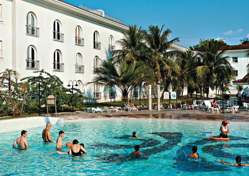 Piscina do <a href="https://viajeaqui.abril.com.br/estabelecimentos/br-am-manaus-hospedagem-tropical" rel="Hotel Tropical" target="_blank">Hotel Tropical</a>, que tem até zoológico, em Manaus (AM). É indicado como o melhor da cidade pelo GUIA BRASIL 2012: à beira do Rio Negro e afastado do centro, é o hotel urbano mais próximo à selva