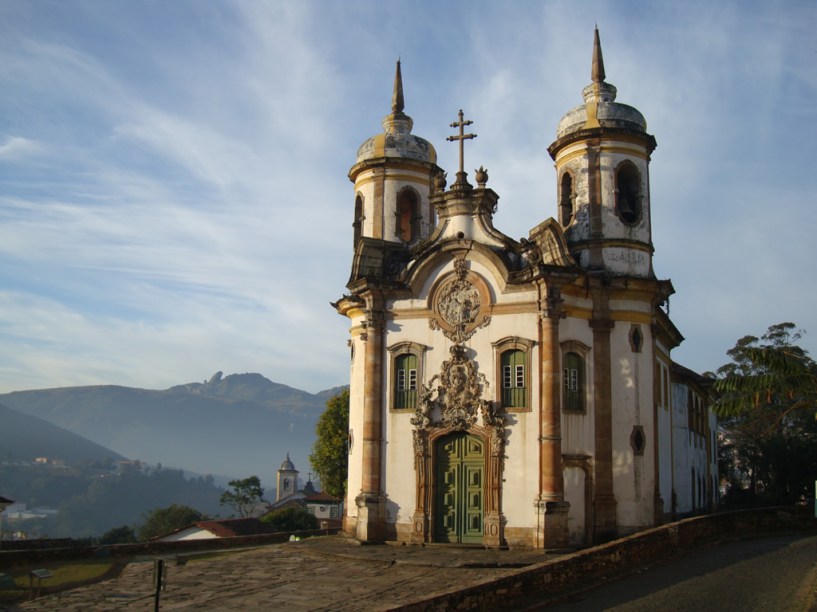 <strong>Ouro Preto, Minas Gerais</strong><br />... um santo cuja biografia, calcada na simplicidade e amor à natureza, arrebanhou milhões de devotos. Em várias partes do Brasil o santo é homenageado, seja no rio São Francisco ou em igrejas de cidades como <a href="https://viajeaqui.abril.com.br/cidades/br-mg-sao-joao-del-rei" rel="São João del Rei">São João del Rei</a>, <a href="https://viajeaqui.abril.com.br/cidades/br-mg-mariana" rel="Mariana">Mariana</a> e <a href="https://viajeaqui.abril.com.br/cidades/br-mg-ouro-preto" rel="Ouro Preto">Ouro Preto</a>. Nesta última está a <a href="https://viajeaqui.abril.com.br/estabelecimentos/br-mg-ouro-preto-atracao-igreja-sao-francisco-de-assis" rel="Igreja da Ordem Terceira">Igreja da Ordem Terceira</a>, uma das obras-primas do barroco nacional. Por toda a América Latina deu-se o mesmo, incluindo terras que hoje pertencem aos Estados Unidos...