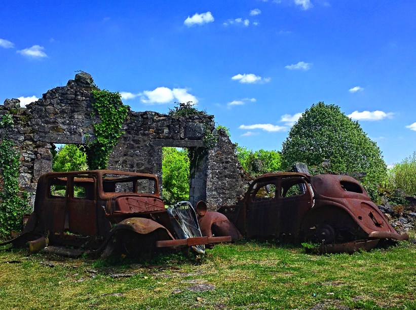 <strong>Oradour-sur-Glane, <a href="https://viajeaqui.abril.com.br/paises/franca" rel="França" target="_blank">França</a></strong>"Vila Fantasma da Segunda Guerra Mundial". Se os calafrios se manifestam só de ler esse nome, imagina só descobrir que essa antiga comuna francesa foi alvo de um dos piores massacres civis do período e o maior já registrado na França? Em 10 de junho de 1944, dias depois do Dia D e do desembarque das tropas aliadas da Normandia, soldados alemães receberam a ordem de se juntar aos seus parceiros de combate na região. No meio do caminho, um comandante recebeu a informação de que um de seus soldados tinha sido feito refém no meio do caminho, na cidade de Oradour-sur-Glane. Para se vingar, ele ordenou que centenas de homens fossem fuzilados enquanto mulheres e crianças, que eram mantidas isoladas em uma igreja, morriam queimadas em um incêndio provocado pelos nazistas. Mais de 600 pessoas morreram no local, que hoje encontra-se em ruínas e está exposto à visitação