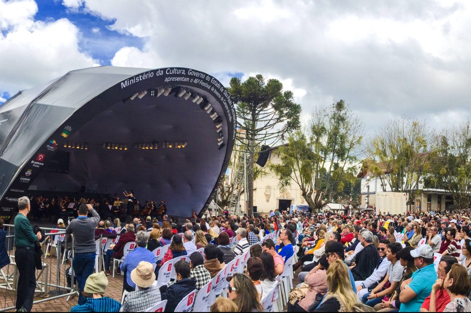 Inspirado no Festival de Tanglewood, realizado em uma fazenda em Massachussets, EUA, o <a href="https://gutenberg.viagemeturismo.abril.com.br/atracao/festival-internacional-de-inverno/">Festival de Inverno de Campos do Jordão</a> foi criado em 1970 pelo então Secretário da Fazenda, Luiz Arrobas Martins, e ocorre todo mês de julho, época de altíssima temporada de inverno da cidade. Além da apresentação de concertos, muitos deles gratuitos em lugares como a Praça da <a href="https://gutenberg.viagemeturismo.abril.com.br/atracao/capivari/">Vila Capivari</a> e o <a href="https://gutenberg.viagemeturismo.abril.com.br/atracao/auditorio-claudio-santoro-e-museu-felicia-leirner/" target="_blank">Auditório Cláudio Santoro</a>, o festival, mantido pelo Governo do Estado de São Paulo, pela Secretaria da Cultura e pela Fundação Osesp, se fortaleceu com seu programa pedagógico, com aulas e bolsas de estudos concedidas a jovens músicos