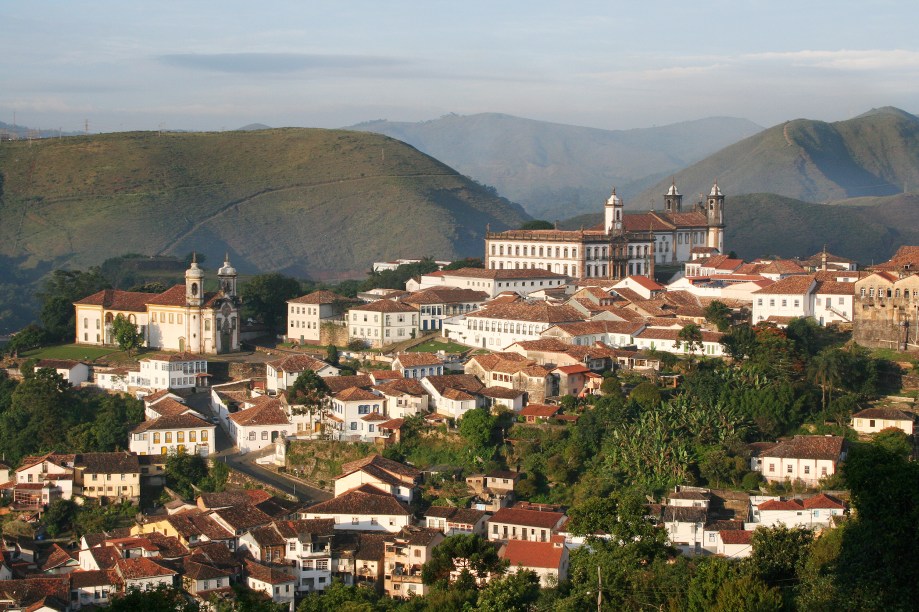 Ouro Preto é reconhecida pela UNESCO como Patrimônio Cultural da Humanidade e está a 95 km de <a href="https://gutenberg.viagemeturismo.abril.com.br/tudo-sobre/belo-horizonte/" target="_blank" rel="noopener">Belo Horizonte</a>. O município nasceu em 1711, com o nome de Vila Rica. Poucos anos depois, em 1720, foi escolhida como a capital da capitania das Minas Gerais. Durante o ciclo do ouro do Brasil colonial, a cidade era o mais importante centro econômico e político do país
