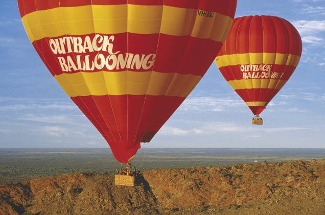 A costa australiana reserva um grande platô com terras avermelhadas e vegetação seca, e a essência da <a href="https://gutenberg.viagemeturismo.abril.com.br/paises/australia-2/">Austrália</a> aborígene está lá. Um vôo sobre o <a href="https://gutenberg.viagemeturismo.abril.com.br/cidades/outback/">Outback</a> pode esclarecer a importância do <a href="https://gutenberg.viagemeturismo.abril.com.br/atracao/uluru/" target="_blank">Uluru</a>, o maior monólito do mundo. Com alguma sorte os cangurus aparecem lá embaixo. A costa australiana reserva um grande platô com terras avermelhadas e vegetação seca, e a essência da <a href="https://gutenberg.viagemeturismo.abril.com.br/paises/australia-2/">Austrália</a> aborígene está lá. Um vôo sobre o <a href="https://gutenberg.viagemeturismo.abril.com.br/cidades/outback/">Outback</a> pode esclarecer a importância do <a href="https://gutenberg.viagemeturismo.abril.com.br/atracao/uluru/" target="_blank">Uluru</a>, o maior monólito do mundo. Com alguma sorte os cangurus aparecem lá embaixo.