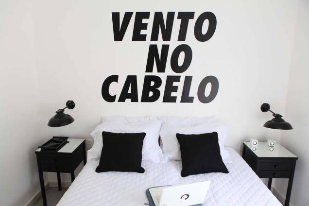 <strong><a href="https://viajeaqui.abril.com.br/estabelecimentos/br-rj-rio-de-janeiro-hospedagem-oztel" rel="Albergue .oztel," target="_blank">.oztel,</a> no <a href="https://viajeaqui.abril.com.br/cidades/br-rj-rio-de-janeiro" rel="Rio de Janeiro" target="_blank">Rio de Janeiro</a> (<a href="https://viajeaqui.abril.com.br/estados/br-rio-de-janeiro" rel="RJ" target="_blank">RJ</a>)</strong> O casarão comandado por jovens no bairro do Botafogo tem área comum descolada, com móveis coloridos e bar badalado, frequentado por turistas e cariocas. A decoração é moderninha e os quartos – principalmente os coletivos – são amplos, arejados e cleans. <a href="https://www.booking.com/hotel/br/oztel-hostel.pt-br.html?aid=332455&label=viagemabril-hostelsdescolados" rel="BOOKING.COM: veja os preços e faça sua reserva no .Oztel" target="_blank">BOOKING.COM: veja os preços e faça sua reserva no .Oztel</a> <strong><a href="https://viajeaqui.abril.com.br/estabelecimentos/br-rj-rio-de-janeiro-hospedagem-oztel" rel="Albergue .oztel," target="_blank">.oztel,</a> no <a href="https://viajeaqui.abril.com.br/cidades/br-rj-rio-de-janeiro" rel="Rio de Janeiro" target="_blank">Rio de Janeiro</a> (<a href="https://viajeaqui.abril.com.br/estados/br-rio-de-janeiro" rel="RJ" target="_blank">RJ</a>)</strong> O casarão comandado por jovens no bairro do Botafogo tem área comum descolada, com móveis coloridos e bar badalado, frequentado por turistas e cariocas. A decoração é moderninha e os quartos – principalmente os coletivos – são amplos, arejados e cleans. <a href="https://www.booking.com/hotel/br/oztel-hostel.pt-br.html?aid=332455&label=viagemabril-hostelsdescolados" rel="BOOKING.COM: veja os preços e faça sua reserva no .Oztel" target="_blank">BOOKING.COM: veja os preços e faça sua reserva no .Oztel</a>