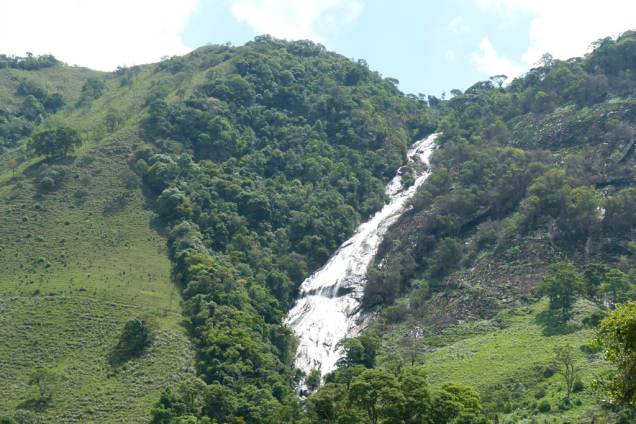 <strong>23. Vila de Santo Antônio do Rio Grande</strong>O passeio em veículo 4x4 leva às Cachoeiras Gigantes, sequência das três maiores quedas da região: <strong>Paiol</strong> (120 metros, <em>foto),</em> Brumado (90 metros) e Cinco Estrelas (200 metros) – esta última é a única com poço para banho. Ao longo do dia há paradas para almoço e degustação de queijos numa fazenda. Agência Remorini, 24/3387-1011. <strong>23. Vila de Santo Antônio do Rio Grande</strong>O passeio em veículo 4x4 leva às Cachoeiras Gigantes, sequência das três maiores quedas da região: <strong>Paiol</strong> (120 metros, <em>foto),</em> Brumado (90 metros) e Cinco Estrelas (200 metros) – esta última é a única com poço para banho. Ao longo do dia há paradas para almoço e degustação de queijos numa fazenda. Agência Remorini, 24/3387-1011.