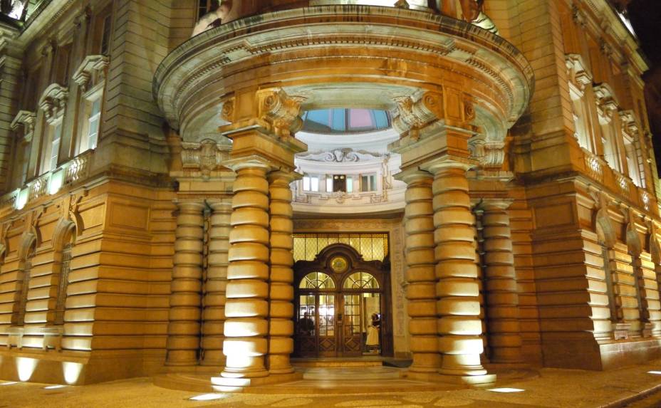 Inaugurado em 1998, o Museu do Café funciona no antigo espaço da Bolsa Oficial do Café, criada em 1922 para oficializar a compra e a venda do café que chegava do Vale do Paraíba em direção ao Porto de Santos.